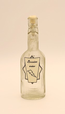 Бутылка-капельница старинная с этикеткой «Bromine water» начала XX века. 